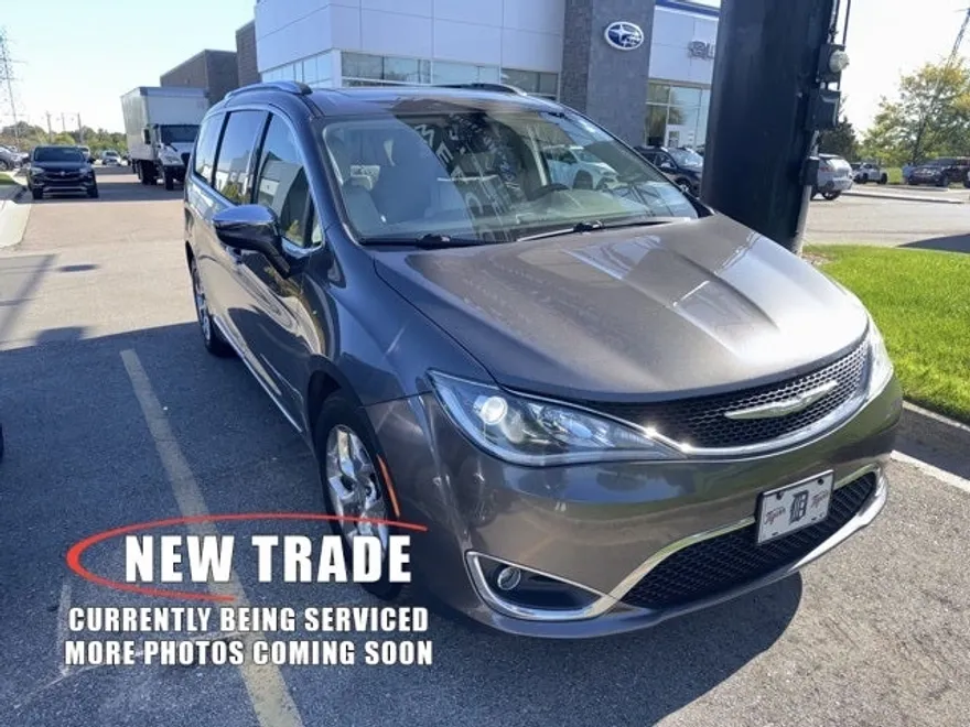 2018 Chrysler Pacifica Limited photo 1