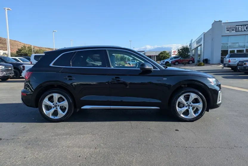 2022 Audi Q5 S line Premium Plus photo 1
