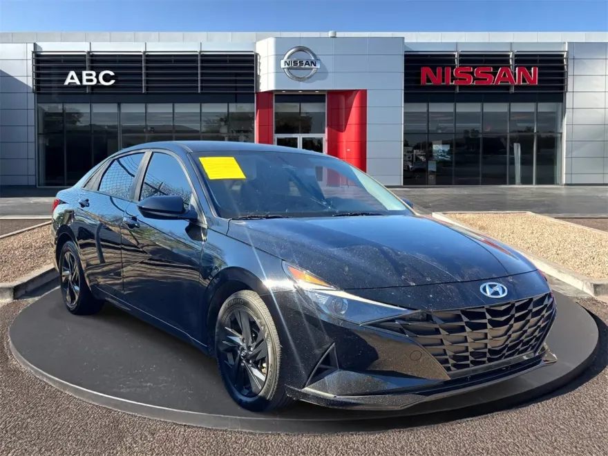 2023 Hyundai Elantra SEL photo 1