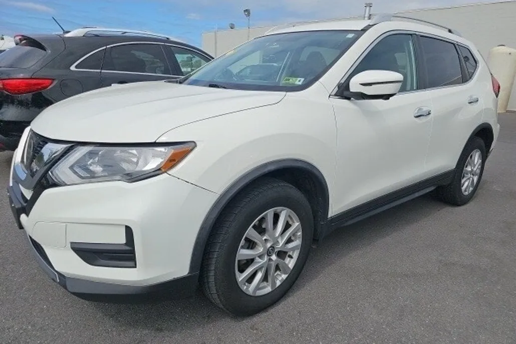 2017 Nissan Rogue SV photo 1