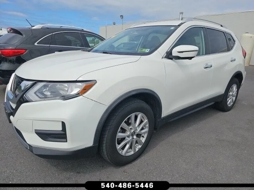 2017 Nissan Rogue SV photo 1