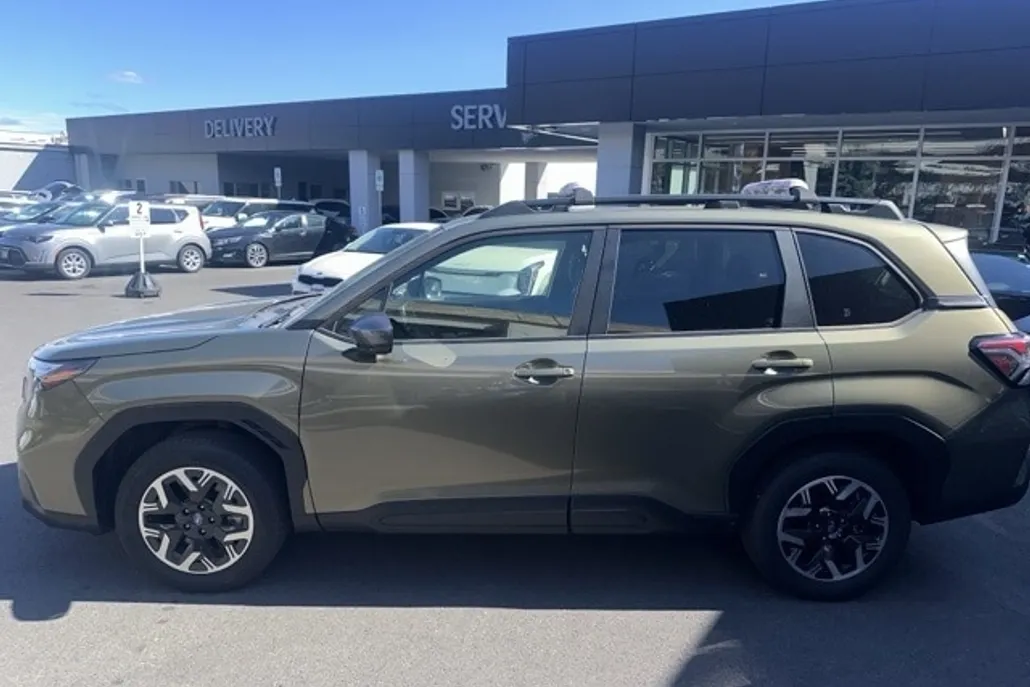 2025 Subaru Forester Premium photo 1