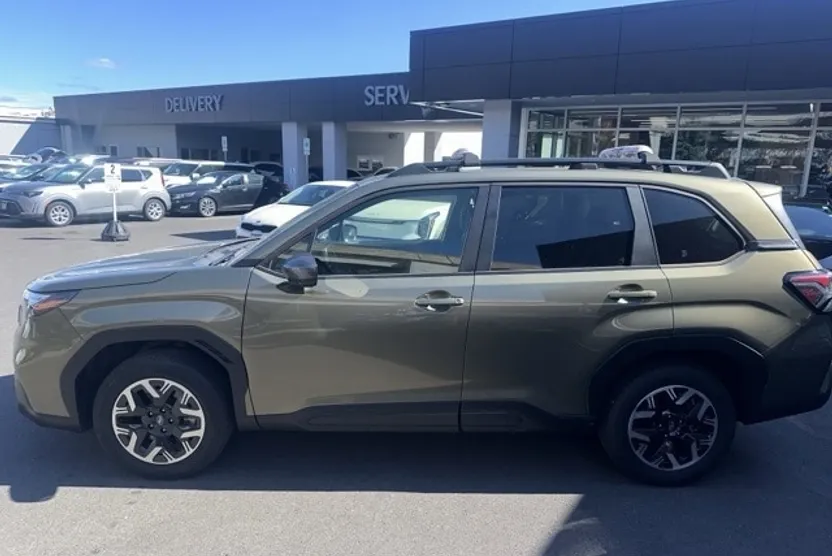2025 Subaru Forester Premium photo 1