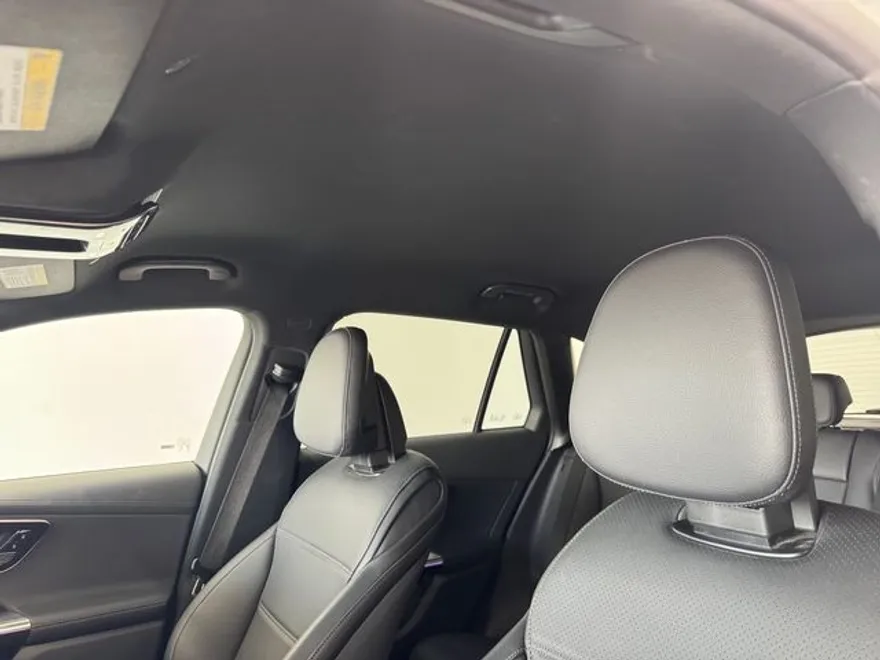 2025 Mercedes Benz GLC 300 photo 1