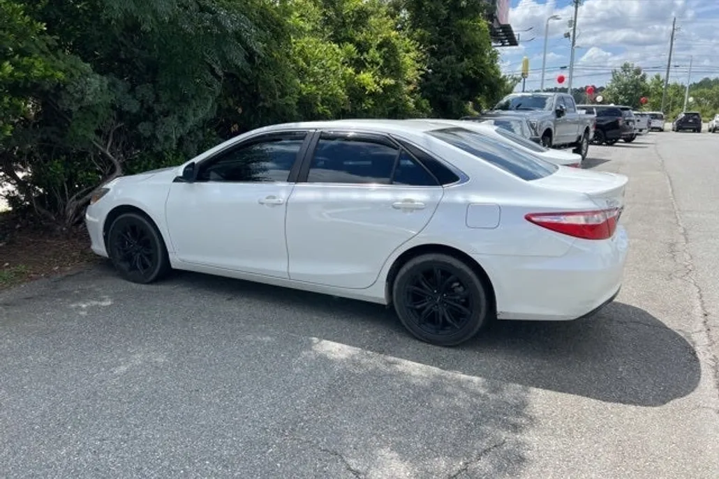 2017 Toyota Camry SE photo 1