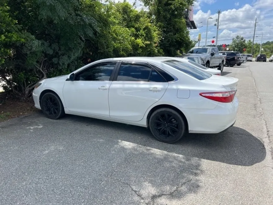 2017 Toyota Camry SE photo 1