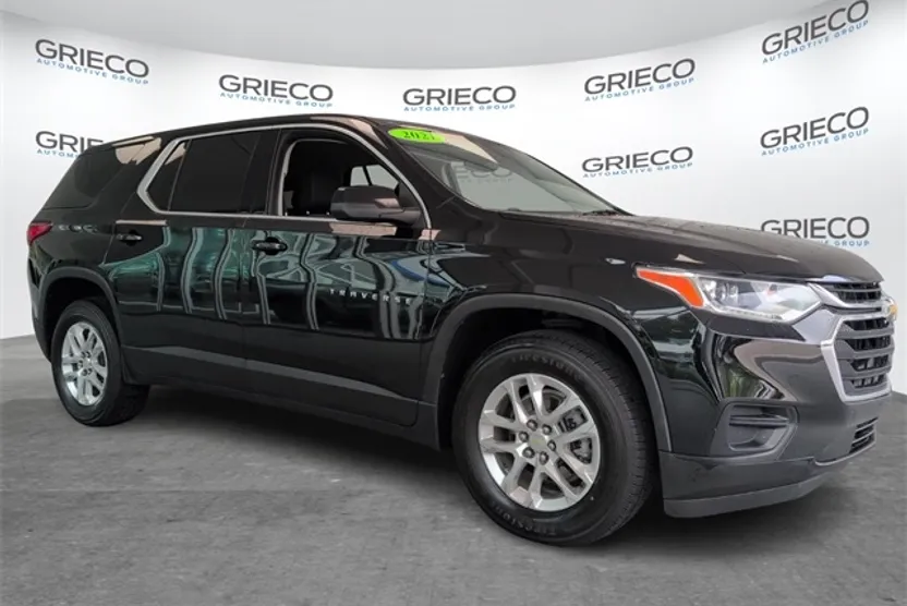 2021 Chevrolet Traverse LS photo 1