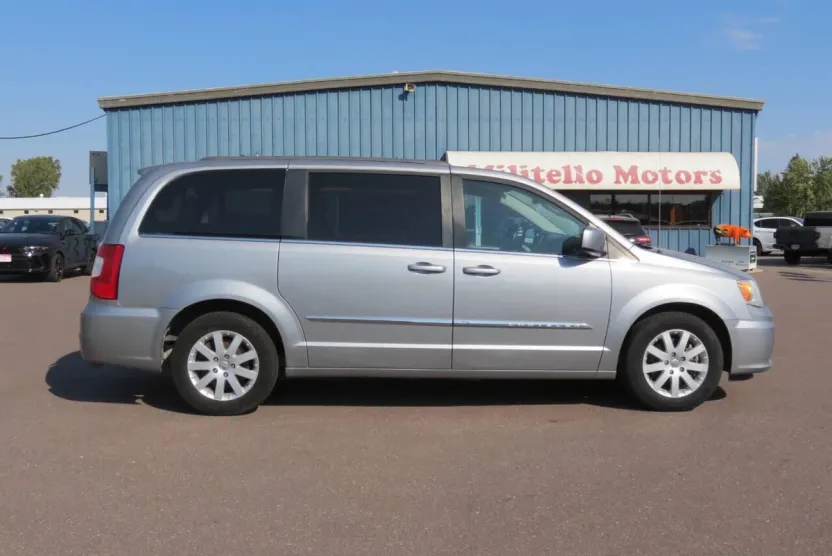 2014 Chrysler Town & Country Touring photo 1