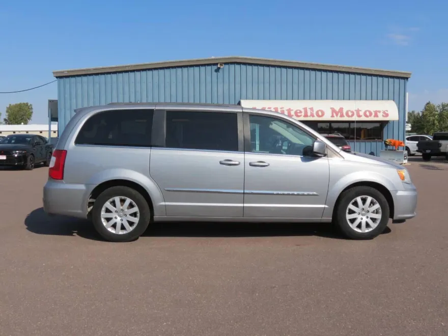 2014 Chrysler Town & Country Touring photo 1