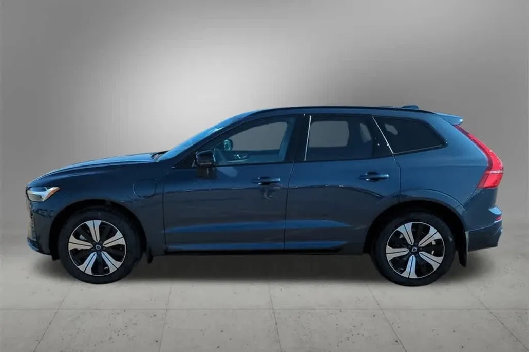 2025 Volvo XC60 Plus T8 photo 1