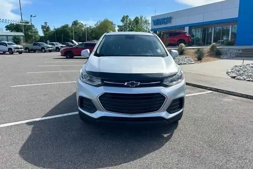 2022 Chevrolet Trax LT photo 1