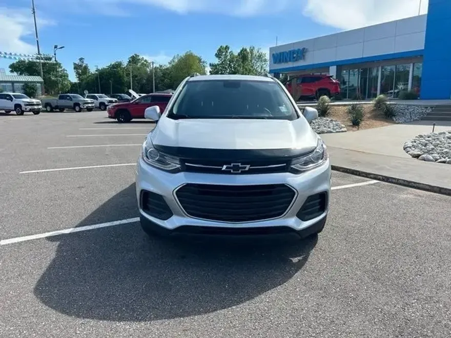 2022 Chevrolet Trax LT photo 1