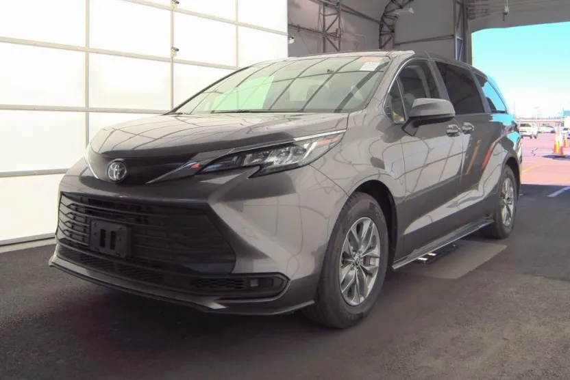 2023 Toyota Sienna LE photo 1