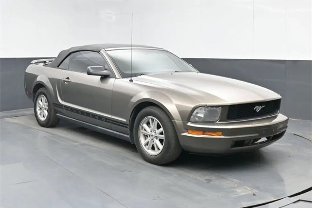 2005 Ford Mustang V6 photo 1