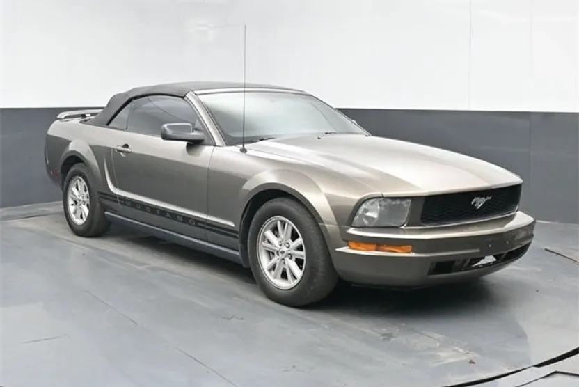2005 Ford Mustang V6 photo 1