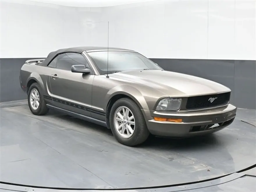 2005 Ford Mustang V6 photo 1