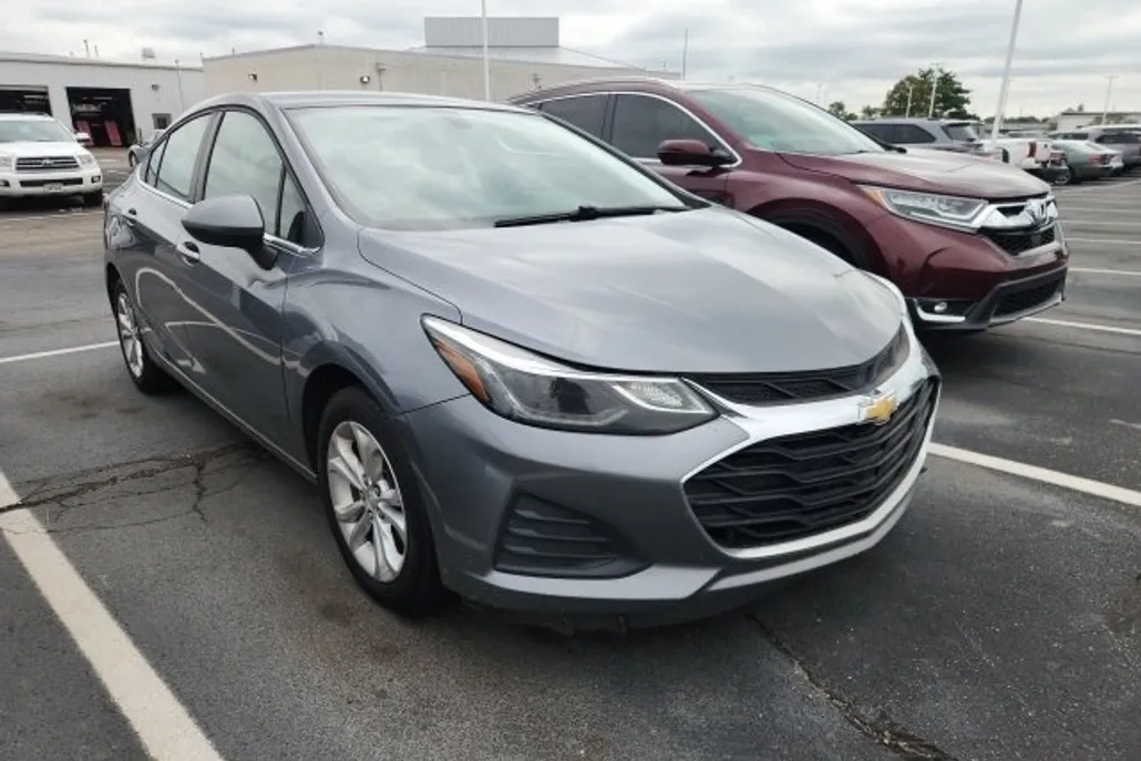 2019 Chevrolet Cruze LT photo 1