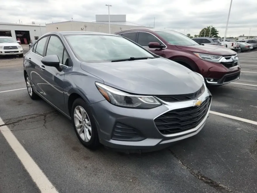 2019 Chevrolet Cruze LT photo 1