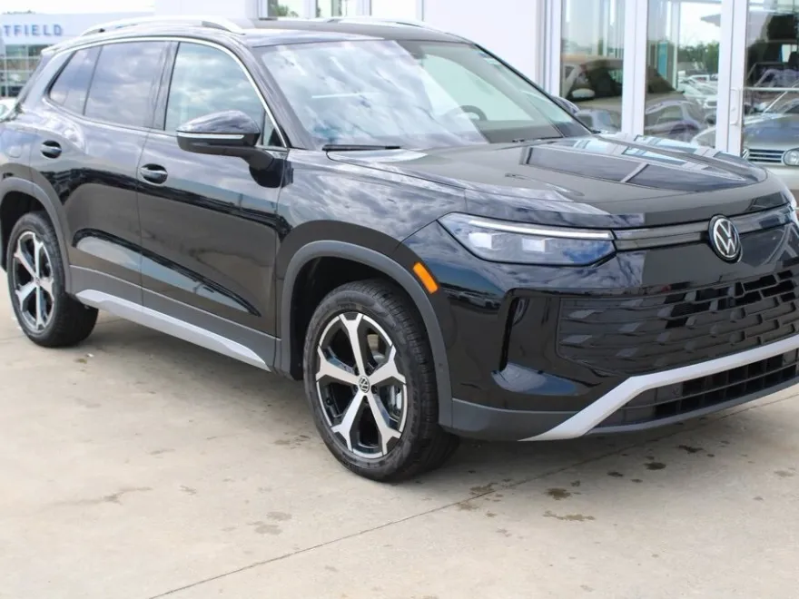 2025 Volkswagen Tiguan SE photo 1