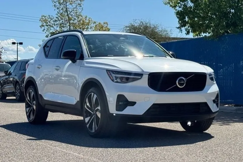 2025 Volvo XC40 Plus photo 1