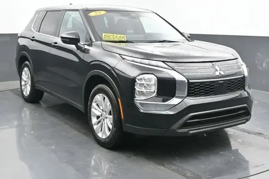 2025 Mitsubishi Outlander ES photo 1