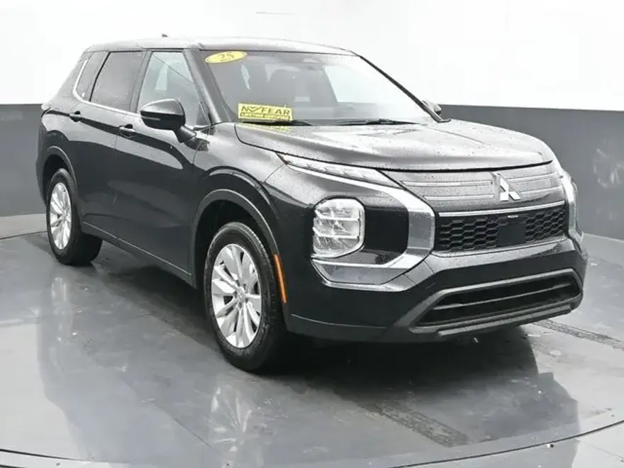 2025 Mitsubishi Outlander ES photo 1