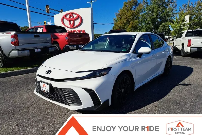 2025 Toyota Camry SE photo 1