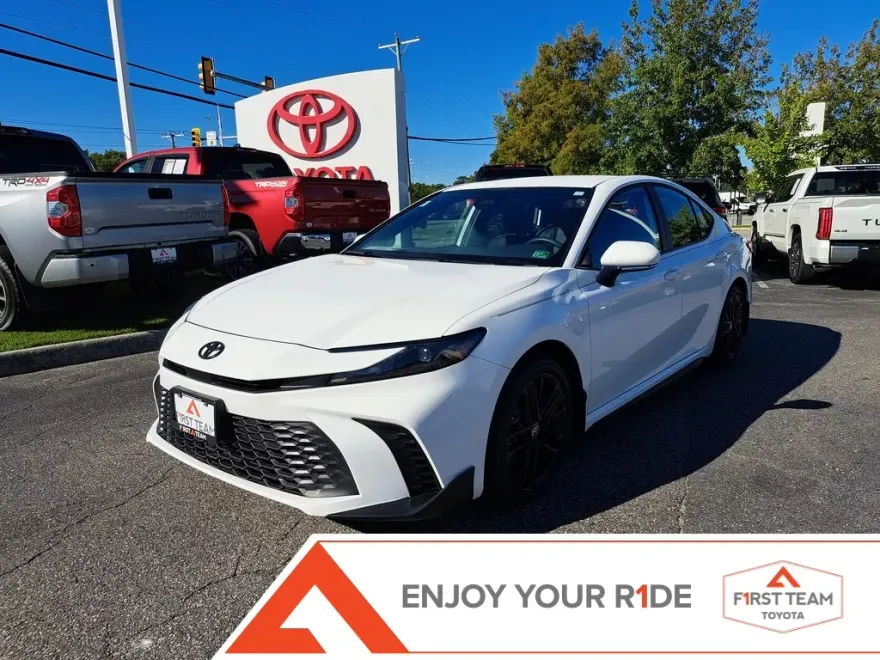 2025 Toyota Camry SE photo 1