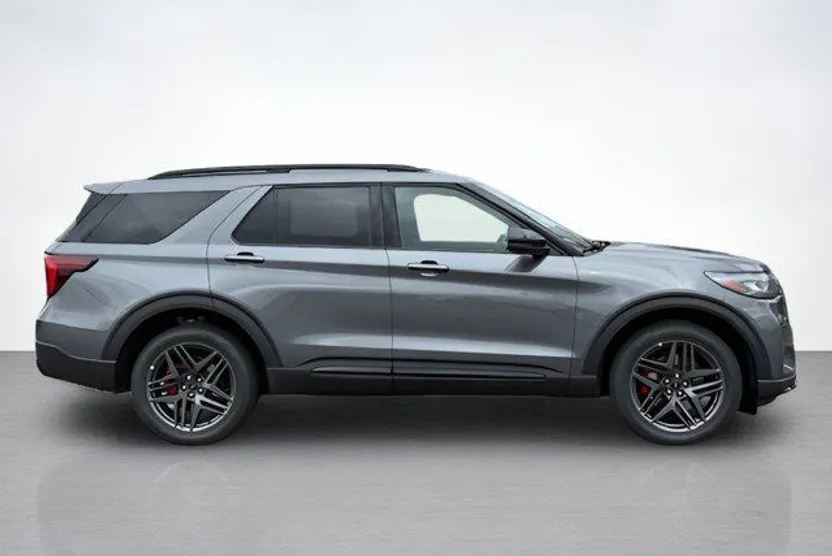 2026 Ford Explorer ST-Line photo 1