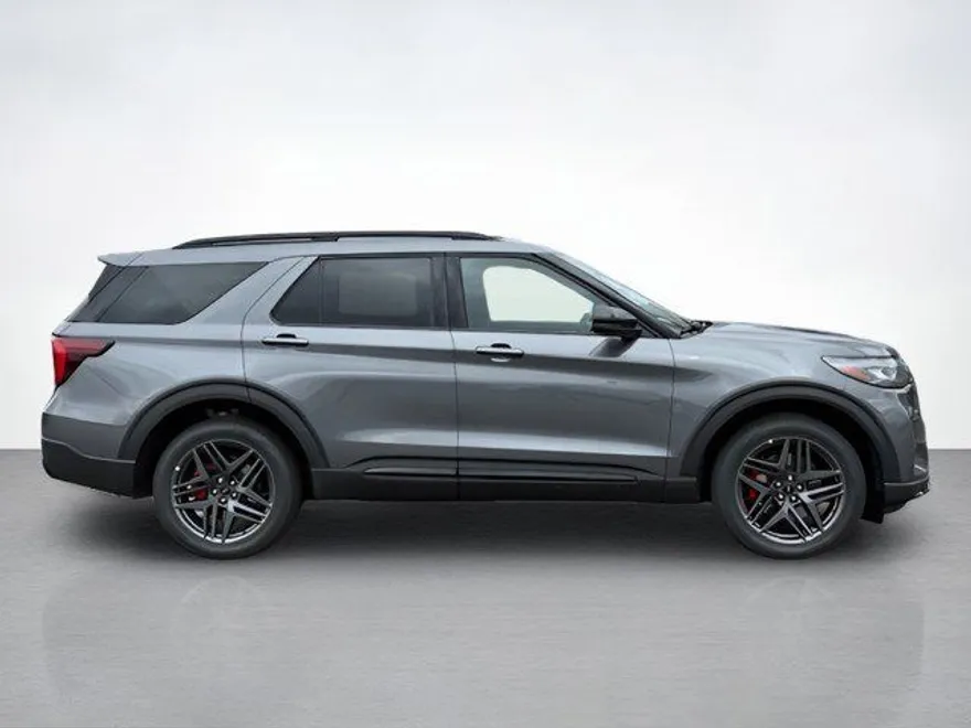 2026 Ford Explorer ST-Line photo 1
