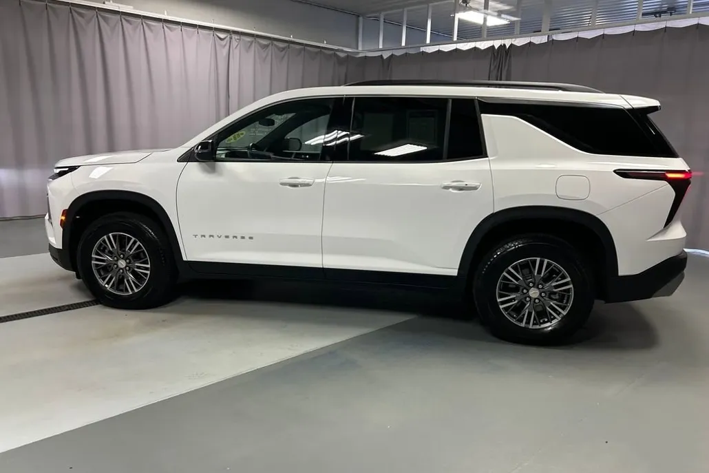 2025 Chevrolet Traverse photo 1
