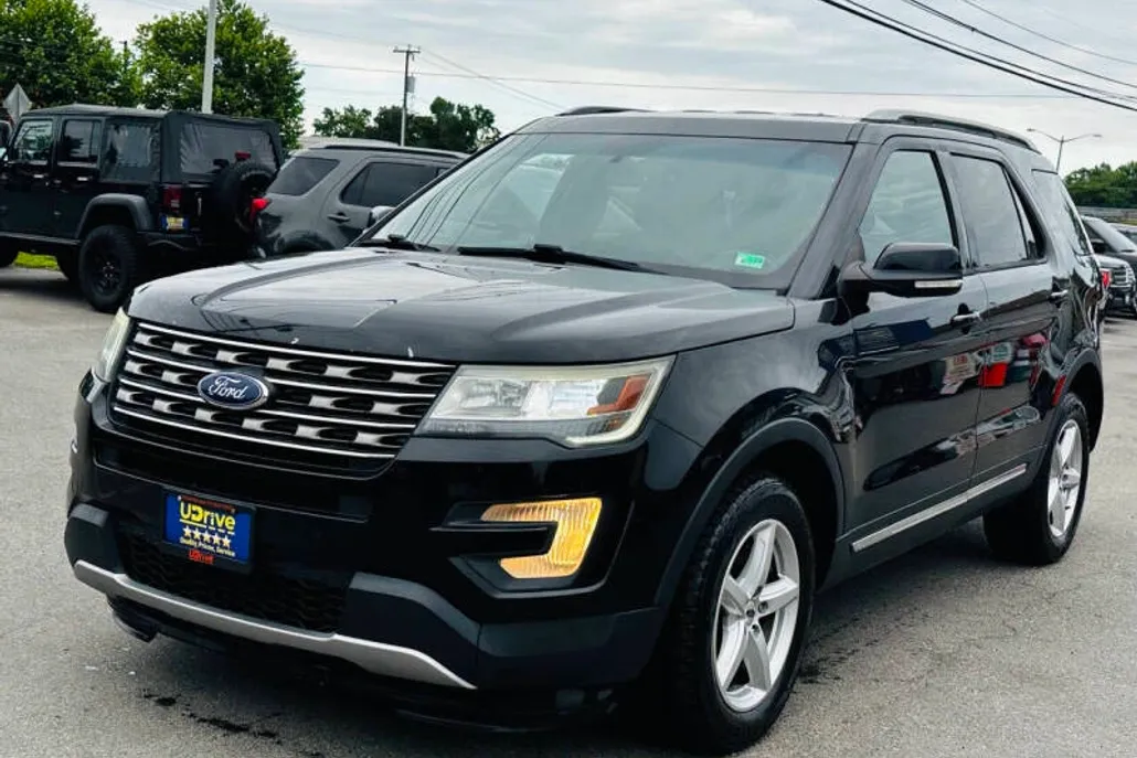 2016 Ford Explorer XLT photo 1