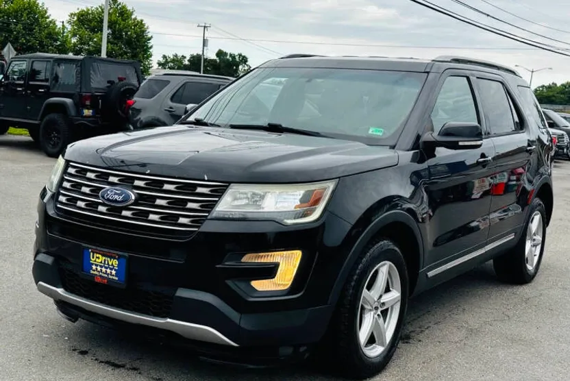 2016 Ford Explorer XLT photo 1