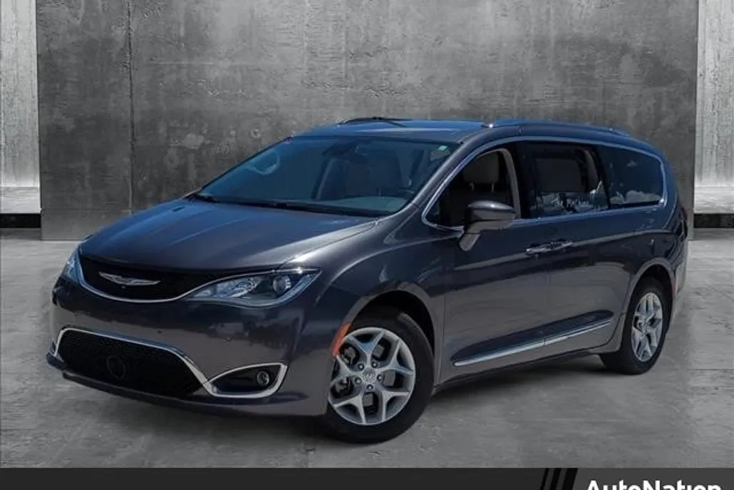 2017 Chrysler Pacifica Touring Plus photo 1