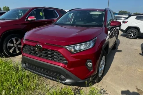 2021 Toyota RAV4 XLE photo 3