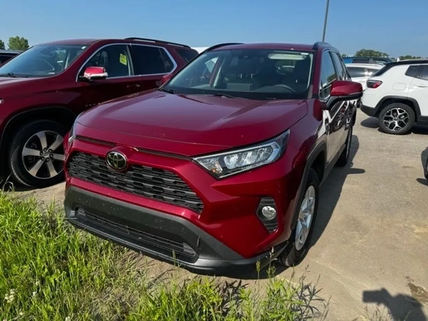 2021 Toyota RAV4 XLE photo 3