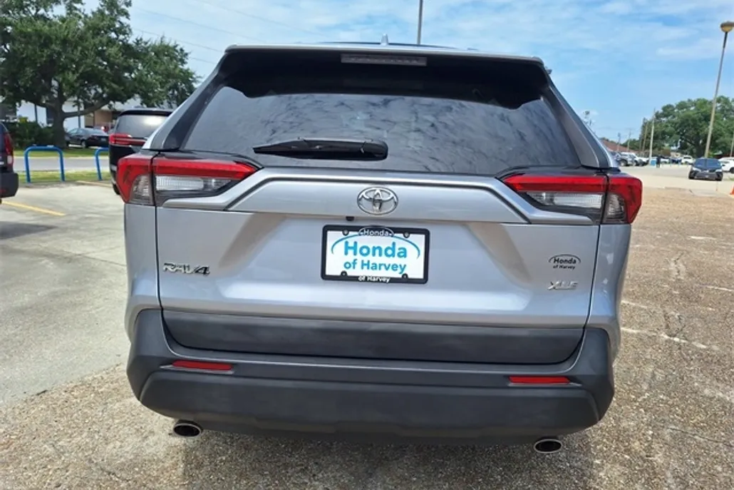 2022 Toyota RAV4 XLE photo 1