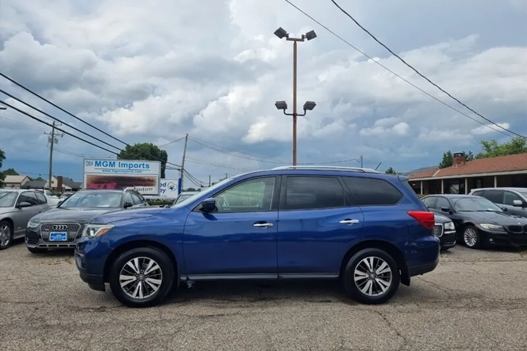 2017 Nissan Pathfinder S photo 1