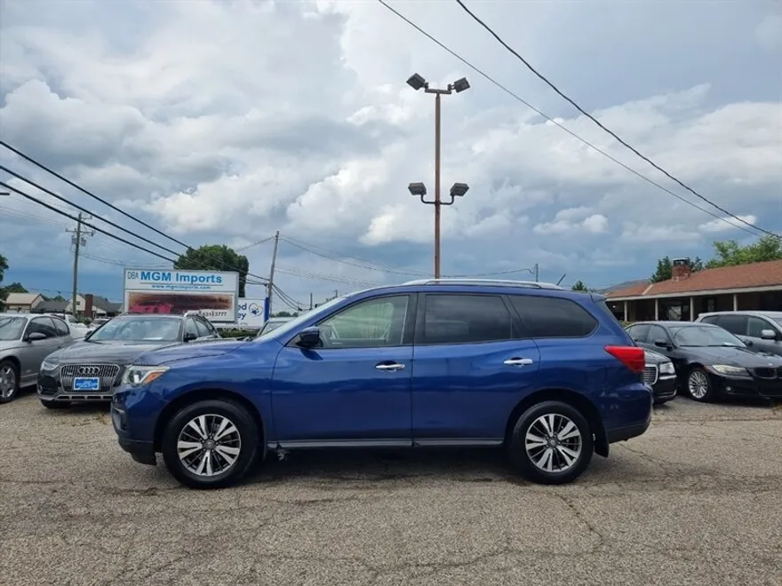 2017 Nissan Pathfinder S photo 1