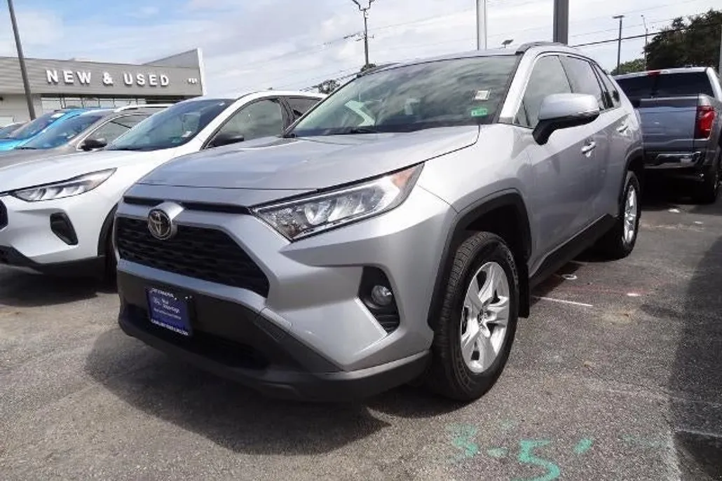 2020 Toyota RAV4 XLE photo 1