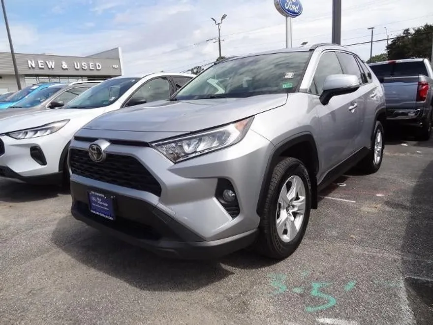 2020 Toyota RAV4 XLE photo 1