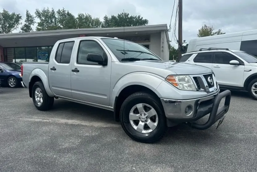 2011 Nissan Frontier Crew Cab SV photo 1