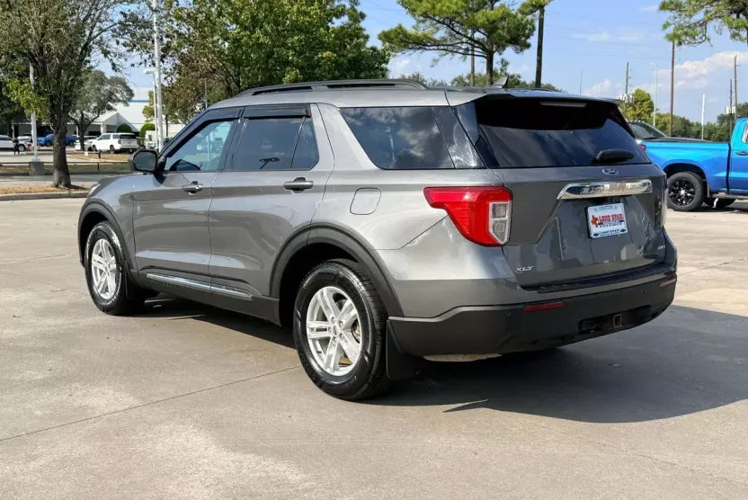 2021 Ford Explorer XLT photo 1