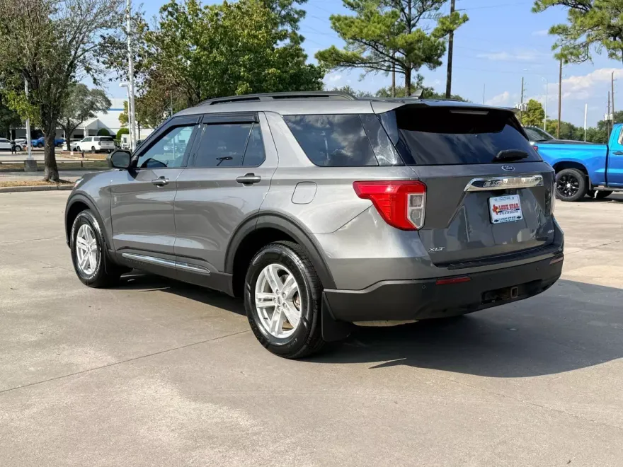 2021 Ford Explorer XLT photo 1