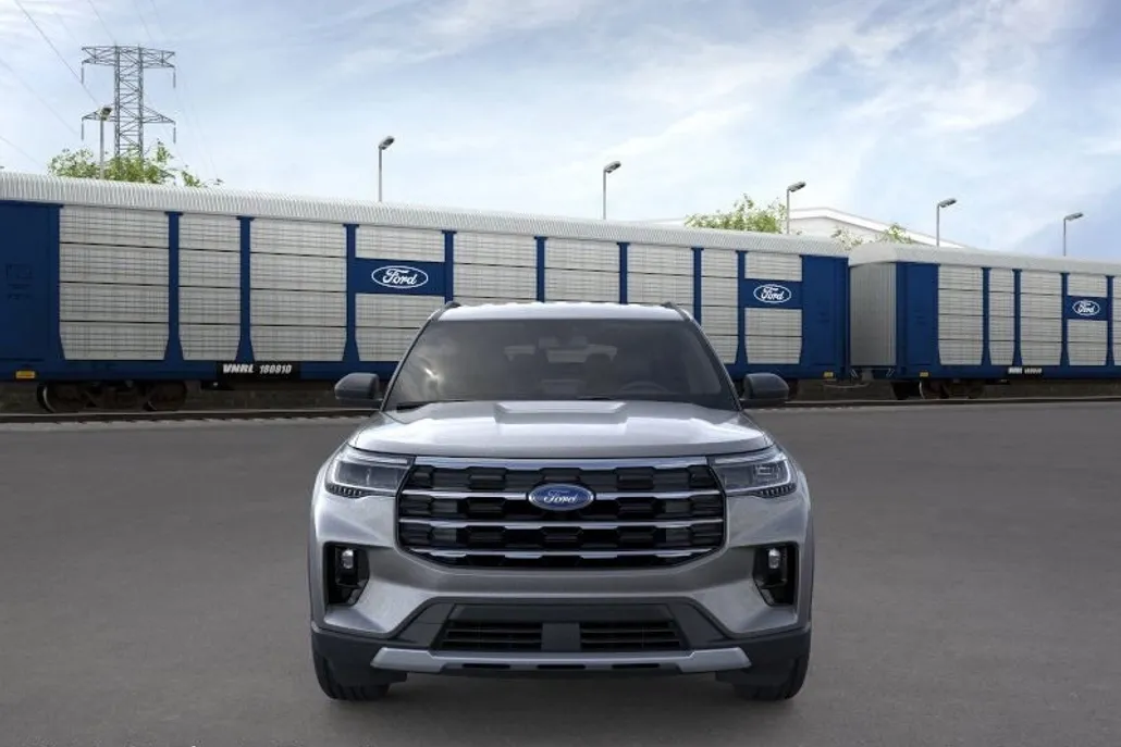 2025 Ford Explorer photo 1