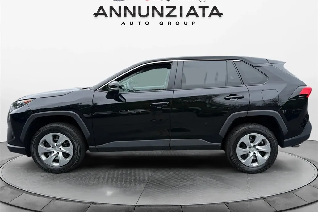2022 Toyota RAV4 LE photo 1