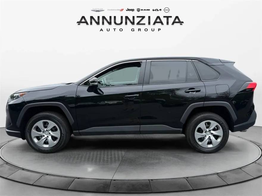2022 Toyota RAV4 LE photo 1