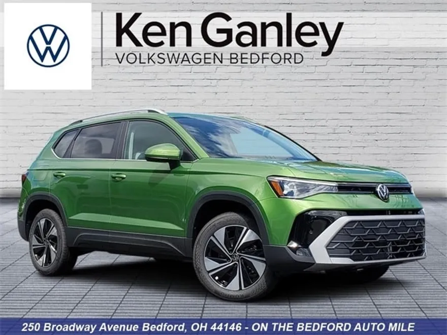 2025 Volkswagen Taos SE photo 1