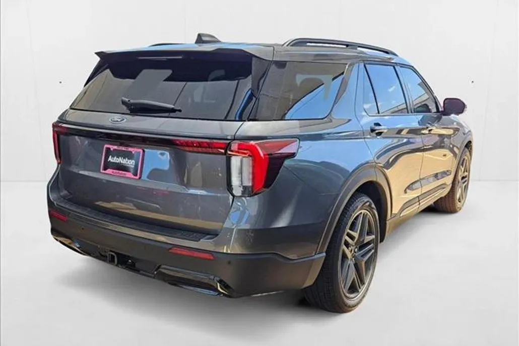2025 Ford Explorer ST-Line photo 1