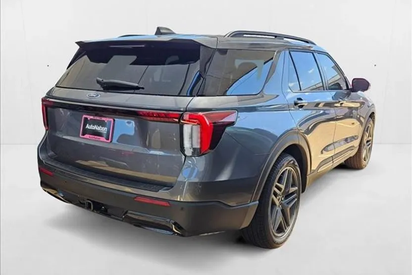 2025 Ford Explorer ST-Line photo 1